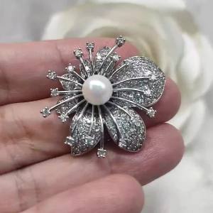 เข็มกลัด ประดับคริสตัลแท้ ประดับไข่มุก ลายดอกไม้ Flower ขนาดพอเหมาะ เครื่องประดับแฟชั่น BRH0215 ValueJewelry