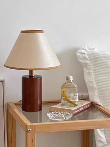 โคมไฟโต๊ะสไตล์ย้อนยุคสไตล์อเมริกันวินเทจ โคมไฟตกแต่งห้องนอนไม้เนื้อแข็ง โคมไฟตกแต่งบรรยากาศสุดหรูหรา