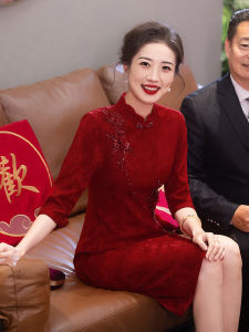 ชุดกี่เพ้าสีแดงหรูหราสำหรับคุณย่าเจ้าสาว ชุดราตรียาวปานกลางสไตล์ย้อนยุค เดรสยาวทรงเอ กระโปรงทรงเอ ชุดราตรีสุดหรู