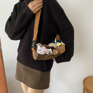 กระเป๋าทรงกลมลายเสือดาวสุดเก๋สำหรับผู้หญิง กระเป๋าสะพายข้างแบบลำลอง กระเป๋าสะพายไหล่แบบสวมหัวสำหรับฤดูใบไม้ร่วงและฤดูหนาวปี 2024