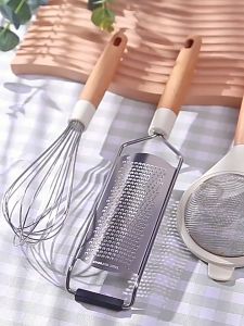 Stainless Steel Colander Filter Oil Spoon Fine Mesh Colander Sifter Sieve Vegetable Strainer Scoop Colander Kitchen Wire Fine Mesh Flour Sieve Kitchen Baking Fine Strainer Powdered Sugar Filter Fruit Milk Dreg Screening Filter Net Wooden Handle