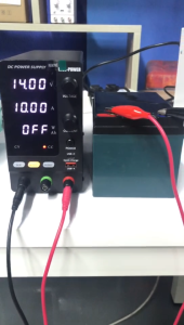 Kuaiqu แหล่งจ่ายไฟ DC แบบปรับได้ 0-30V 0-5A แหล่งจ่ายไฟแบบสวิตชิ่งพร้อมช่องชาร์จ USB 20W และ Type-C Quick-Charge มีปุ่มหมุน Encoder มีสวิตช์เปิด-ปิดการจ่ายไฟ พร้อมหน้าจอ LED 4 หลัก