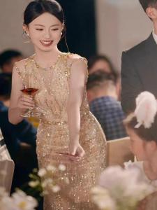 ชุดราตรีสุดหรูหรา ชุดแต่งงาน ชุดเดรสยาวเอวกลาง แขนกุด คอวี กระโปรงทรงหางปลา ชุดราตรีสุดหรูหราสำหรับผู้หญิง