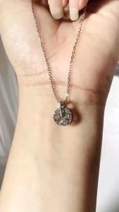 Dây chuyền Titan nữ cao cấp chữ LOVE kẹp đá trònlấp lánhquyến rũtinh tếMang đến vẻ đẹp vô cùng sang trọngcá tính.