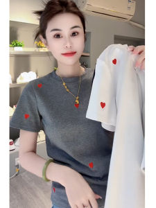 เสื้อยืดคอกลมแขนสั้นปักลายหัวใจหวานๆ สำหรับผู้หญิงในช่วงฤดูร้อนปี 2025 เสื้อตัวบนหลวมๆ สบายๆ ลำลอง เสื้อผ้าทำงาน