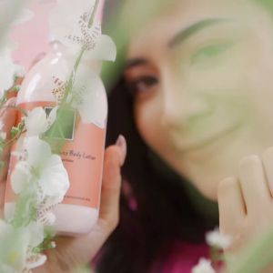 Scarlett Whitening Body Lotion Charming 300 ML