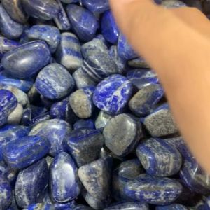 Cuội Lapis Lazuli tự nhiên (kích thước 2.5 - 3.5 cm)Đá cuội Lapis Lazuli với sắc xanh dương đặc trưng điểm thêm các vân ánh kim tự nhiên