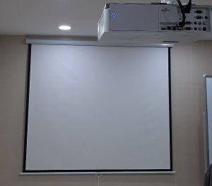 Màn chiếu treo tường 135inch 2m4 x 2m4