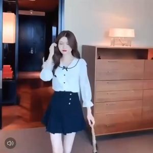 2024 ฤดูใบไม้ร่วงใหม่สไตล์หวานวันผูกอารมณ์ร้อยประกบตุ๊กตาคอโบว์แขนยาวลูกไม้เก๋ด้านบน