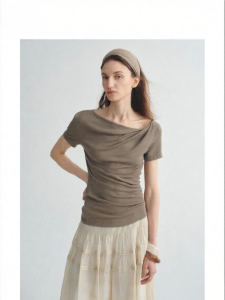 epoque de rueen | Asymmetric Short Sleeve V-Neck One Shoulder T-shirt