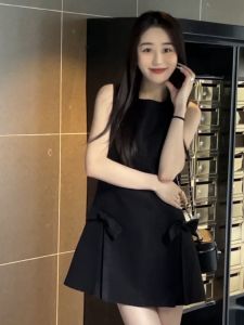 ชุดเดรสคอตั้งแขนกุดสีดำคลาสสิกสำหรับผู้หญิง ฤดูร้อน 2025 ชุดกระโปรงสั้นผูกโบว์ ชุดเดรสทรงเอ ชุดเดรสยาวปานกลาง