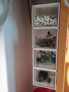 กล่องเก็บของติดผนังมุมตรง กล่องเก็บของแบบดึงข้างซ้ายและข้างขวา กล่องเก็บของแบบใส กล่องเก็บของสำหรับหอพักนักเรียนหญิง