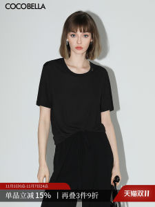 เสื้อยืดคอตั้งแขนสั้นผ้าถักสไตล์ลำลอง COCOBELLA โลโก้โลหะ ทรงหลวม ปกกลม แขนสั้น ฤดูร้อน 2024 สำหรับผู้หญิง