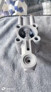 Đế van chuyển tầng hộp số rơ le chuyển tầng howo 336 371. Mã số 1705S0101001