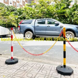 Trục nhựa di động gắn dây xích rào khu vực cảnh báo cấm vào