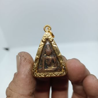 รูปจากผู้ขายบน Lazada: พระสมเด็จนางพญา พิมพ์เล็กเข่าโค้ง พุทธคุณแคล้วคลาดปลอดภัยมหาอุดเลี่ยมกรอบทองกันน้ำอย่างดี ตั้งราคา ฿139 ขายแล้ว 23 ชิ้น