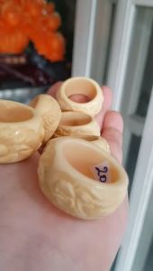 Nhẫn Nam Giả Ngà hay Xương Mỹ Nghệ Bản Hẹ Chạm Rồng Ni 20mm Cao 14mm Dầy 5mm màu trắng Dành Cho Các Anh Nam đeo nhẫn ngón tay cái hay bất kỳ ngón tay nào ni lọt vừa tay là 20mm rẻ vẫn đẹp như thường chỉ có 250k/1 chiếc ạ
