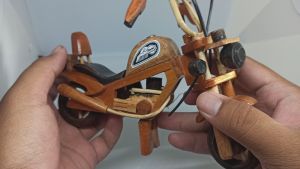 Miniatur motor hurley dari bahan kayu