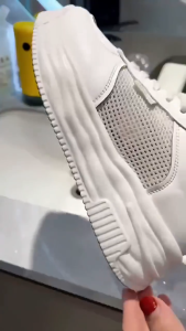 ครีมขัดรองเท้า น้ำยาเช็ดรองเท้า น้ำยาทำความสะอาดรองเท้า ครีมขัดรองเท้าขาว ทำความสะอาดล้ำลึกและกระจ่างใสอเนกประสงค์ สูตรอ่อนโยน ปลอดภัย ไม่เจ็บมือ ไม่มีกลิ่น ใช้งานง่าย พร้อมฟองน้ำสำหรับขัด