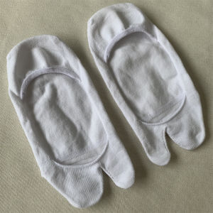 ถุงเท้าเรือแบบซ่อนสำหรับผู้หญิง ถุงเท้าเรือแบบซ่อนสีดำขาว ถุงเท้าเรือแบบแบน ถุงเท้าเรือแบบสวมสบาย ผลิตจากผ้าฝ้ายผสม