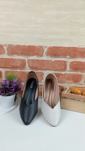 [รองเท้าคัทชู ผู้หญิง ทรงหัวแหลม สูง1นิ้ว ส้นกันลื่นตอกมือ ทำจากหนังพียู นิ่มใส่สบาย SM3319 SM3325]