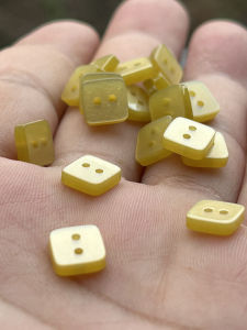 Nút Áo Sơ Mi Vuông Màu Xanh Lá Cây Oliv 8*8mm Hiệu Ứng Ngọc Trai Tái Chế Cao Cấp Cho Nữ Nút Nhỏ Hình Dạng Khác Thường