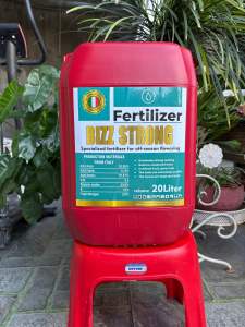 Phân bón hữu cơ hiệu BIZZ STRONG CAL 25 Lít xuất xứ Ý.