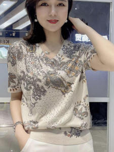 Fashion Short Sleeve Print Rhinestone T-shirt Womens 2023 Summer New Arrival Loose Western Style Slimming High-End V-neck Mom Wear