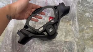 Bợ cổ sau hay Đầu đèn sau giữ đồng hồ xe Vario 125i và 150i đời 2023 2024 2025 màu đen nhám