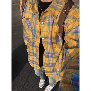 เสื้อเชิ้ตผู้ชายลายสก็อตสีแดงสไตล์ย้อนยุคสไตล์อเมริกัน ทรงหลวม ทรงเข้ารูป ดีไซน์ใหม่ ฤดูใบไม้ผลิและฤดูใบไม้ร่วง