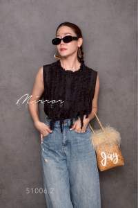 เสื้อแขนกุดดีเทลระบายย่นทวิสต์งานละเอียดทั้งตัว ผ้าเนื้อบางเบาพริ้วเงา ดีไซน์เล่นเลเยอร์ด้านหน้า ลุคเรียบ Tage::Mirror Sister