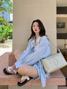 เสื้อเชิ้ตแขนยาวลายทางหลวมๆ สำหรับผู้หญิงในช่วงฤดูร้อน สไตล์เกาหลี ดีไซน์หลวมๆ ลำลอง เสื้อคลุมกันหนาวแบบสวมหัว ผ้าฝ้ายผสมโพลีเอสเตอร์