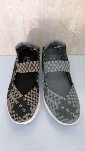 รองเท้าผ้าใบที่มีความยืดหยุ่นสูง นิ่ม ใส่สบาย ระบายอากาศได้ดีทำให้ไม่มีกลิ่นอับ เสริมสร้างความมั่นใจในการมองหายืดหยุ่น ใช้เส้นใยอีลาสติกความยืดหยุ่นสูง นิ่ม ใส่สบาย ระบาย