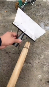 พลั่วทำความสะอาดสวน พลั่วตักดิน พลั่ว พลั่วแซะหญ้า พลั่วเหล็ก เสียมขุดดิน เครื่องมือเกษตร ทำความสะอาดถนน ทำความสะอาดปศุสัตว์ ทนทานและคม มีคุณภาพ