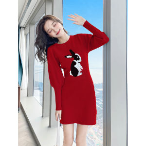 ชุดเดรสสเวตเตอร์ถักฤดูหนาวสีแดงสไตล์ฝรั่งเศส กระโปรงทรงเอเข้ารูปสำหรับผู้หญิง ชุดทำงานสไตล์เกาหลี แขนยาว ปกคอกลม