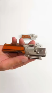 มีดพับพกพา มีดพับเดินป่า มีดพับอเนกประสงค์ มีดตั้งแคมป์ พร้อมไฟฉายในตัว แถมซองใส่มีด กดสปริง ใช้งานสะดวก ใบมีดคมกรีบ มีระบบล็อก ปลอดภัย ทนทาน