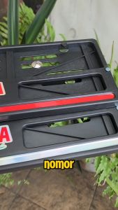 SEPASANG Dudukan Plat Nomor Motor Dengan Lis Holo dan Lis Merah + Baut Pemasangan Universal