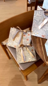 5pcs Premium Elegant Floral Pattern Gift Bag with Free Gold and Silver Ribbon Handles Luxury Oil Painting Style Paper Bag Perfect for Wedding Souvenirs Cake Boxes Birthdays Corporate Gifts Available in 4 Sizes High Quality Material Durable Stylish Design