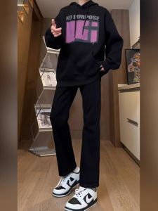 กางเกงยีนส์ทรงตรงผู้ชายสไตล์ย้อนยุค สีดำ ทรงสลิมฟิต ผ้าขนแกะหนา กางเกงขายาวทรงตรง แฟชั่นฤดูใบไม้ร่วง/ฤดูหนาว