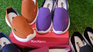 SEPATU SNEAKERS WANITA KASUAL TERBARU 2023 kerja kuliah jalan santai ringan tidak licin murah.