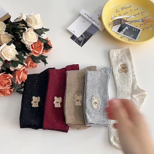 CEEKEY ถุงเท้าสุภาพสตรีความคิดเส้นด้ายฝ้ายระบายอากาศถุงเท้ากลางกองถุงเท้าปักหมีน้อยแนวตั้งถุงเท้า