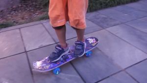 Skateboard for Kids 4 Wheels Fashion Cool Double Rocker Sports Toys Skateboard for Kids Outdoor Sports Kids Toys for boys Outdoor Toys Sports Gift for Kids Birthday Gift for Boys Papan Luncur(60cm)