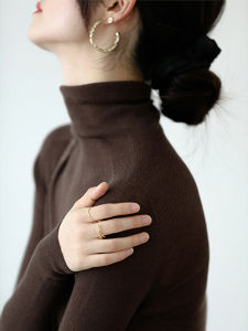 เสื้อยืดคอกลมแขนยาวถักสำหรับผู้หญิง ทรงเข้ารูป แฟชั่นฤดูใบไม้ร่วง/ฤดูหนาว 2025 เสื้อชั้นในคอกลมสูง ดีไซน์ใหม่ ดีไซน์หรูหรา