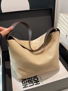 กระเป๋าสะพายไหล่ทรงถังผ้ากำมะหยี่ขนาดใหญ่สำหรับผู้หญิง ฤดูร้อนปี 2025 กระเป๋าสะพายไหล่แบบหนังวัวเนื้อนุ่ม สไตล์เกาหลี ความจุขนาดกลาง