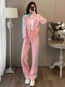 ชุดกีฬาลำลองสำหรับผู้หญิง ฤดูใบไม้ผลิและฤดูใบไม้ร่วง 2024 ชุดใหม่ แฟชั่น เสื้อสเวตเตอร์ กางเกงขากว้าง ชุดสองชิ้น คอกลม แขนยาว ซิป