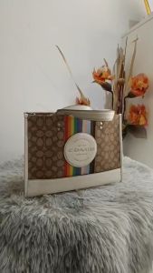 ของแท้ 💯% กระเป๋าสะพายไหล่ COACH CJ578 DEMPSEY CARRYALL IN SIGNATURE JACQUARD WITH RAINBOW STRIPE AND COACH PATCH (SVOT8)