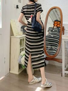 ชุดเดรสสั้นถักลายทางสไตล์ฝรั่งเศส กระโปรงทรงตรงยาวถึงเข่า ฤดูร้อน 2025 ใหม่ กระโปรงยาวคลุมเข่า สำหรับผู้หญิง