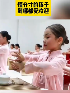 SG汉舟书店★Teach Kids Boundaries (2-Volume Comic Set: Language & Behavior Editions)★让孩子有分寸（全2册）漫画版语言篇+行为篇 战婷婷 分寸 穷养富养不如有教养 家教规矩【少儿 Children 图书Book Hzbook】9787571639792