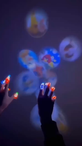 Random Cute Cartoon Pattern Projection Light / Kids Flashlight Finger Ring Lamp / Birthday Party Supplies Interesting Props
