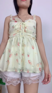 ชุดเซ็ต เสื้อสายเดี่ยวลายดอกไม้  กางเกงขาสั้นลูกไม้สีขาว